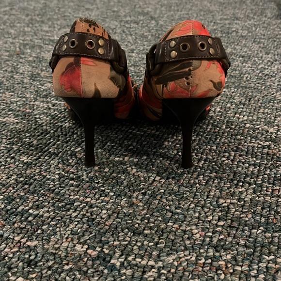 Call it spring heels - Picture 4 of 4